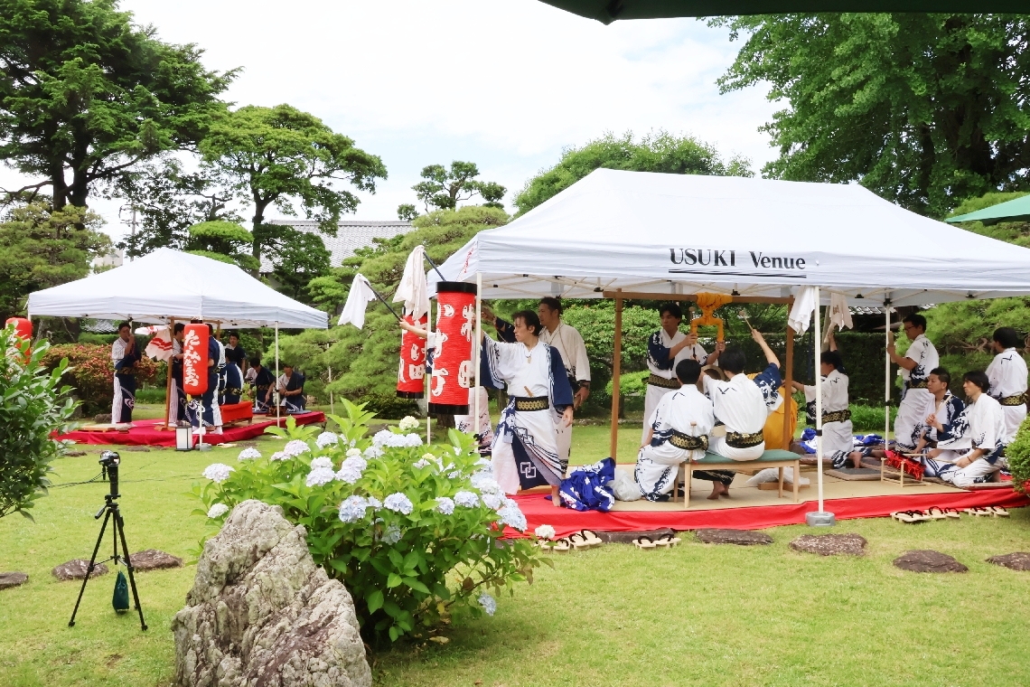 稲葉家下屋敷の庭園で臼杵祇園まつりのはやしを披露する若衆＝臼杵市臼杵
