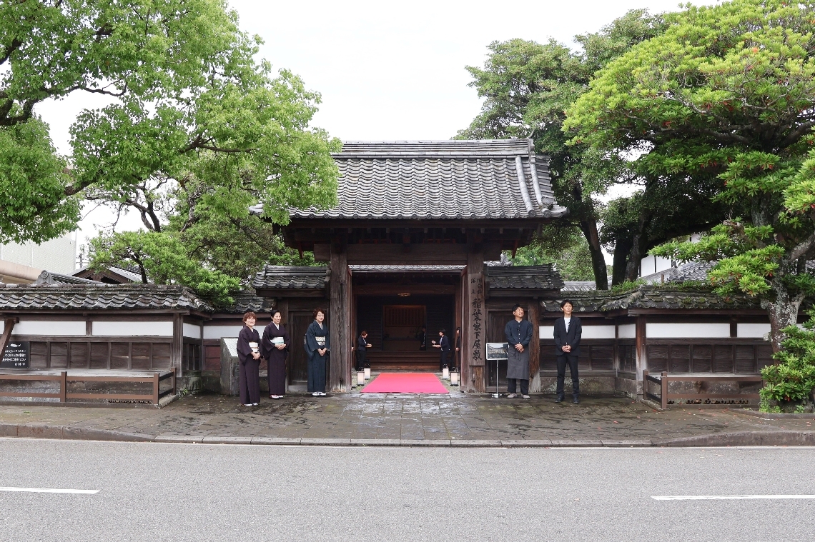 稲葉家下屋敷でななつ星の乗客を歓迎するスタッフ