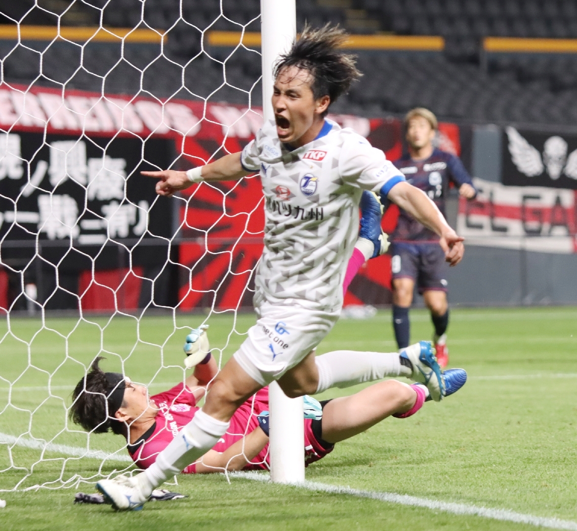 【大分―札幌】前半３９分、得点を決めて雄たけびを上げる大分のＤＦ薩川＝大和ハウスプレミストドーム