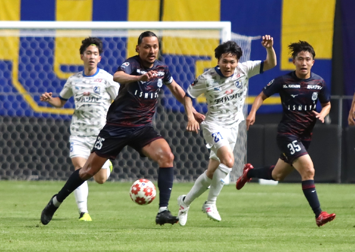 前半、相手選手と競り合う大分のＦＷ鮎川（２１）