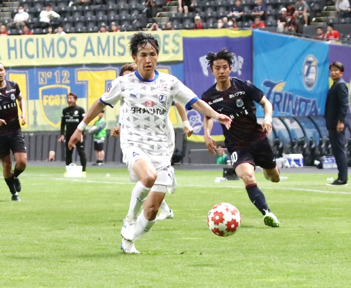 前半、ドリブルで仕掛ける大分のＤＦ薩川（手前）