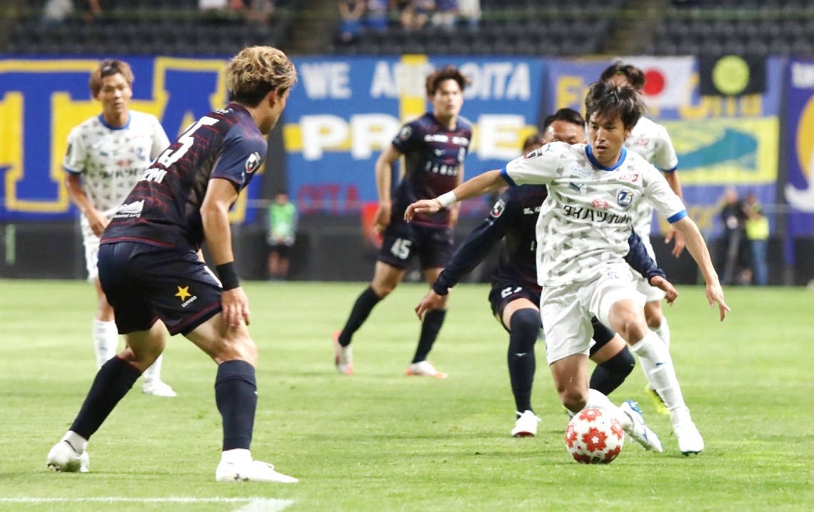 前半、ドリブルで仕掛ける大分のＤＦ薩川（手前右）