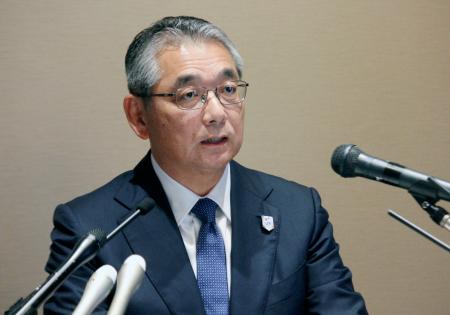 記者会見するＪＲ西日本の倉坂昇治社長＝１８日午後、大阪市北区