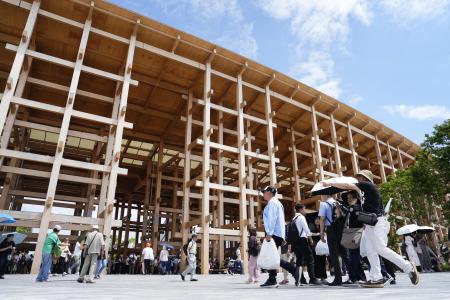 保存に向けた検討が進む、大阪・関西万博会場の大屋根リング＝５月、大阪市此花区の夢洲