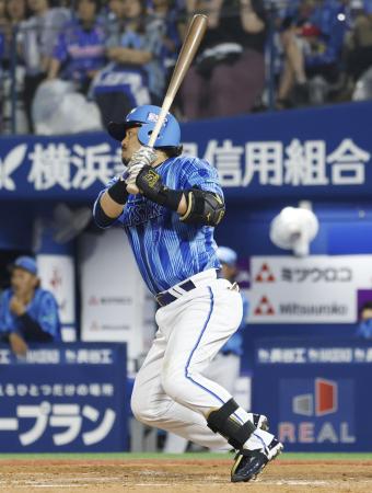 ５回ＤｅＮＡ１死一、二塁、宮崎が右中間に逆転の２点二塁打を放つ＝横浜