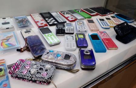 大丸梅田店の「平成ときめき展」で展示されている従来型携帯電話「ガラケー」