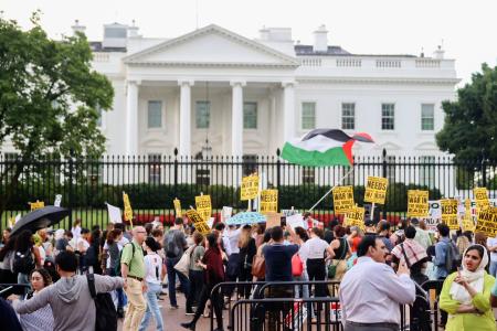 ワシントンのホワイトハウス前で行われた、イラン系米国人らによる抗議デモ＝１８日（共同）