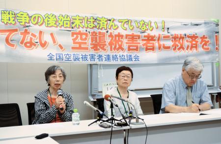 記者会見する空襲連の共同代表の吉田由美子さん（中央）と河合節子さん（左）＝１９日午後、東京都千代田区
