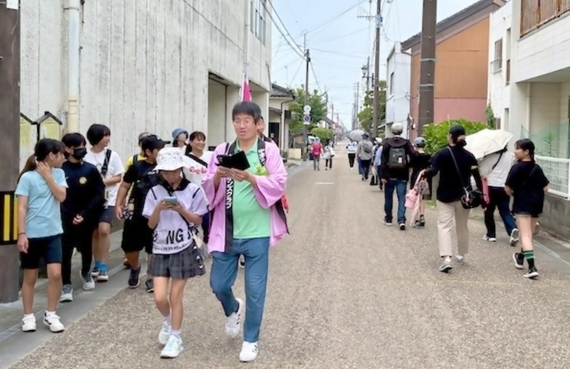 マップを活用して城下町のまち歩きを楽しむ小学生ら＝中津市中心部