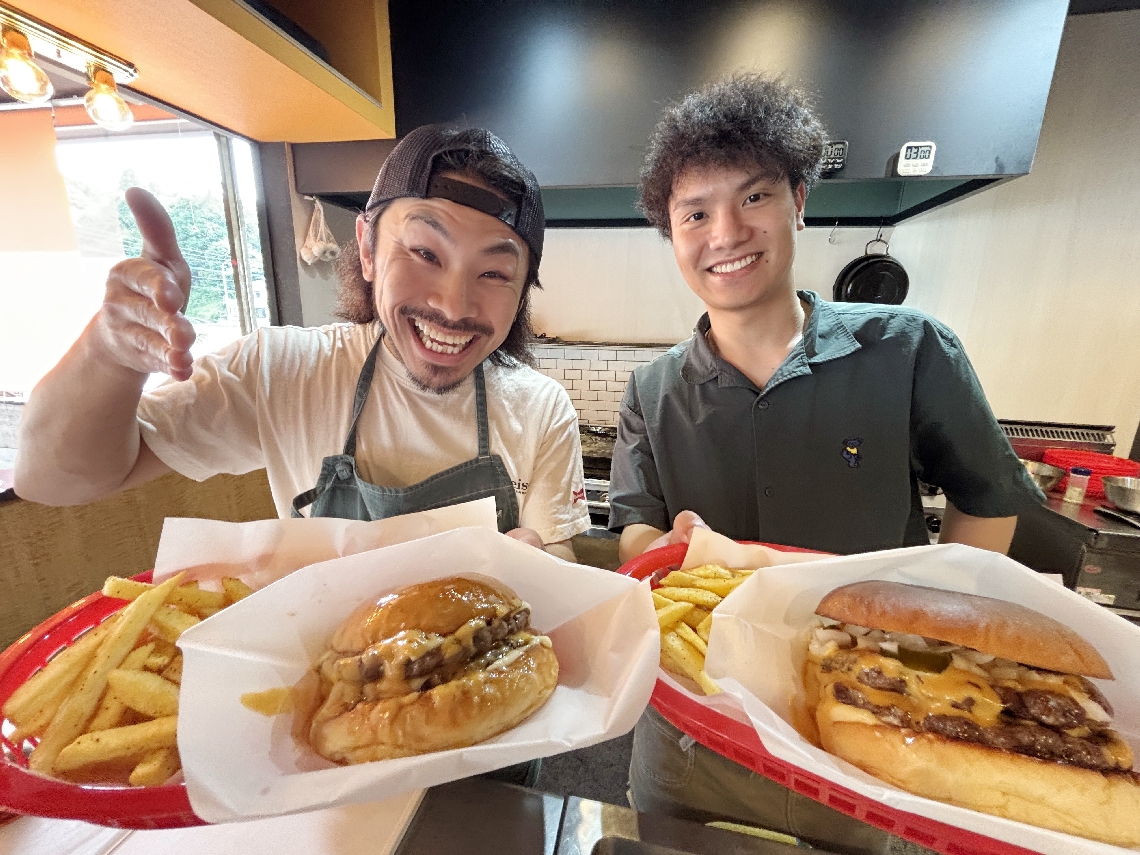 パティを揚げたハンバーガーが人気の「トレンド」＝大分市上戸次