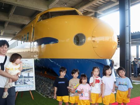 石川県白山市の市立高速鉄道ビジターセンターで展示が始まった「ドクターイエロー」のＴ３編成＝２０日午前