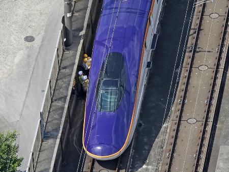 東北新幹線で回送運転中に停車した最新型車両「Ｅ８系」＝１７日、栃木県那須塩原市