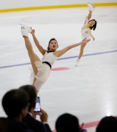 スケートリンク「シスメックス神戸アイスキャンパス」が完成し、演技を披露する坂本花織ら＝２０日午前、神戸市中央区