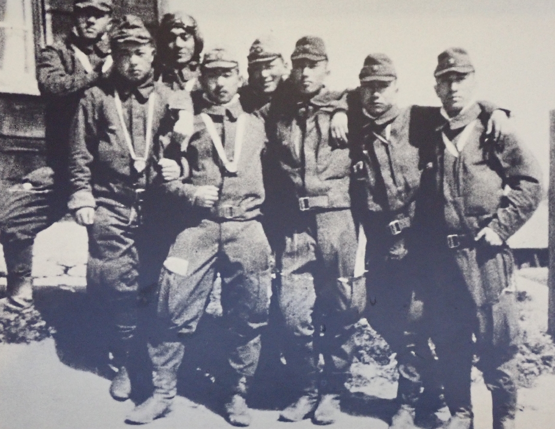 特攻隊「第２４振武隊」の出撃前に仲間と写真に納まる三浦秀逸さん（右から２人目）＝知覧特攻平和会館提供