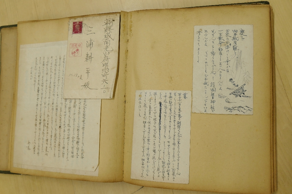 【写真②】アルバムに収められた三浦秀逸さんの手紙。飛行機の絵を手描きしたものも（右）