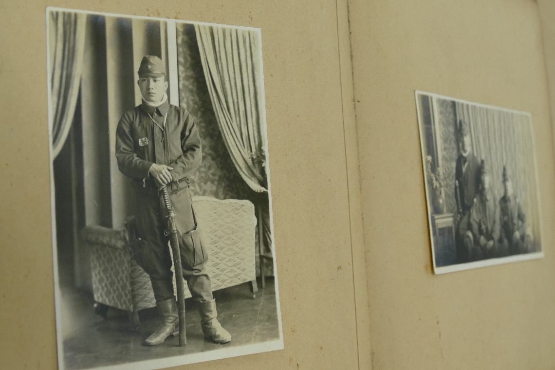 アルバムに張られた写真。手紙の記述から、１９４５年４月２６日に「遺影」として撮ったものと分かる