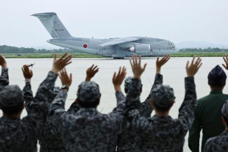 邦人退避に備え、アフリカ東部ジブチに向け出発する航空自衛隊のＣ２輸送機＝２１日午後、鳥取県境港市の空自美保基地