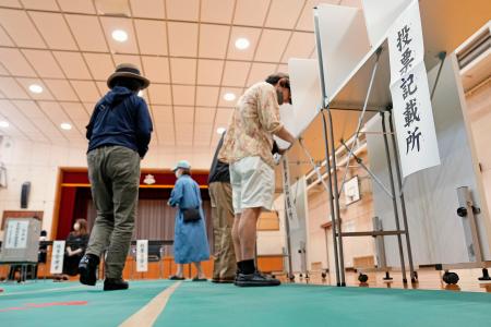 東京都議選の投票をする有権者＝２２日午前、東京都港区