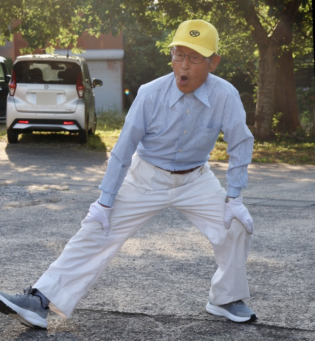 大きな声を出しながら体操をする道野一良さん（画像を一部加工しています）