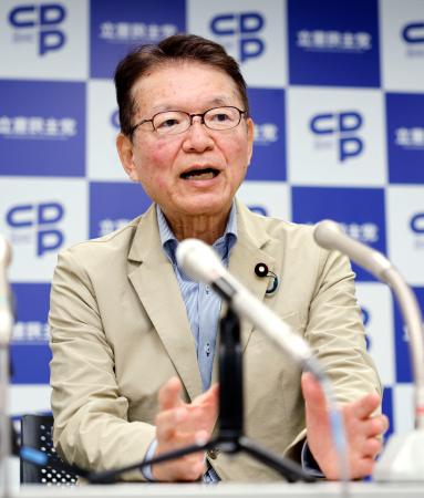 東京都議選の開票が進む中、記者会見する立憲民主党の長妻代表代行＝２２日夜、永田町の党本部