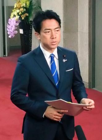 取材に応じる小泉農相＝２３日午後、農水省