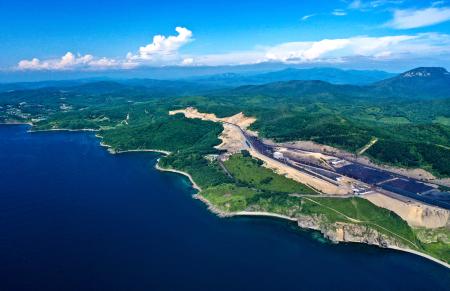 ロシア極東沿海地方フォキノの石炭ターミナル＝２０２１年７月（タス＝共同）