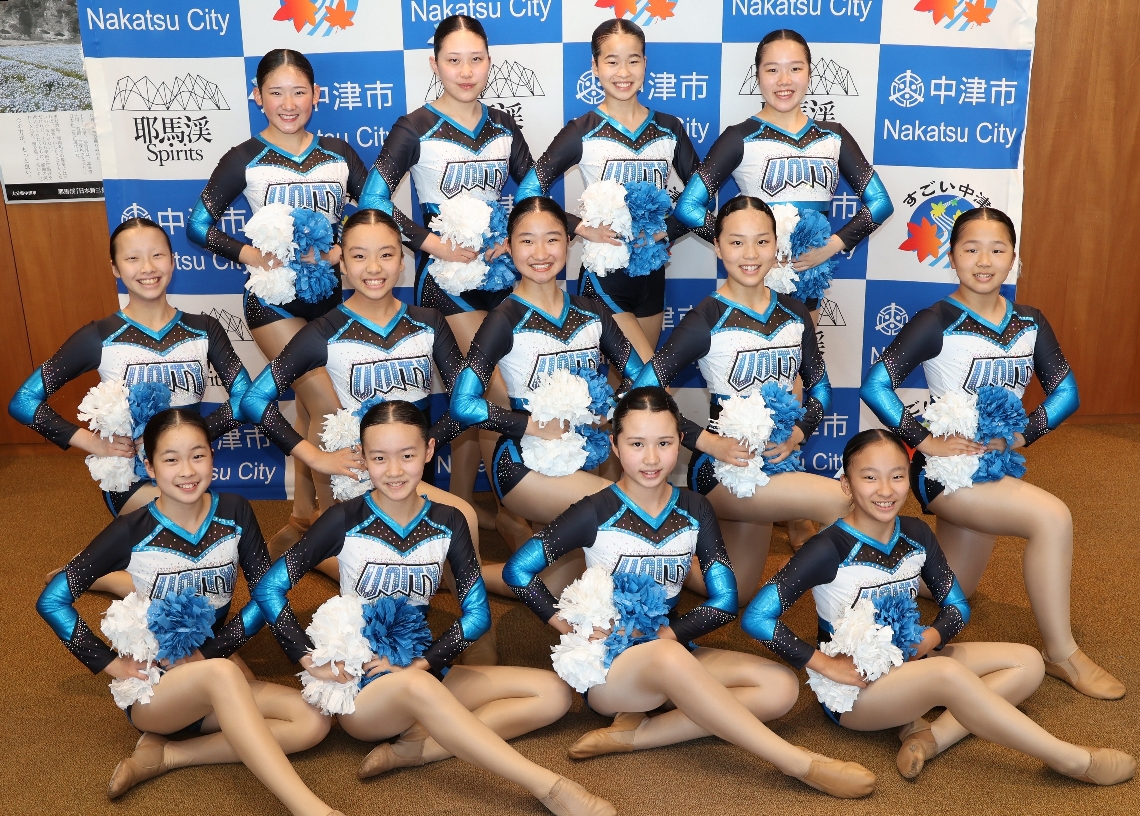 世界大会で初優勝を飾ったブレイブのメンバー＝中津市役所