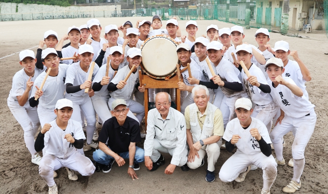 地域の人と太鼓を囲み勝利へ意気込む野球部員＝臼杵市戸室