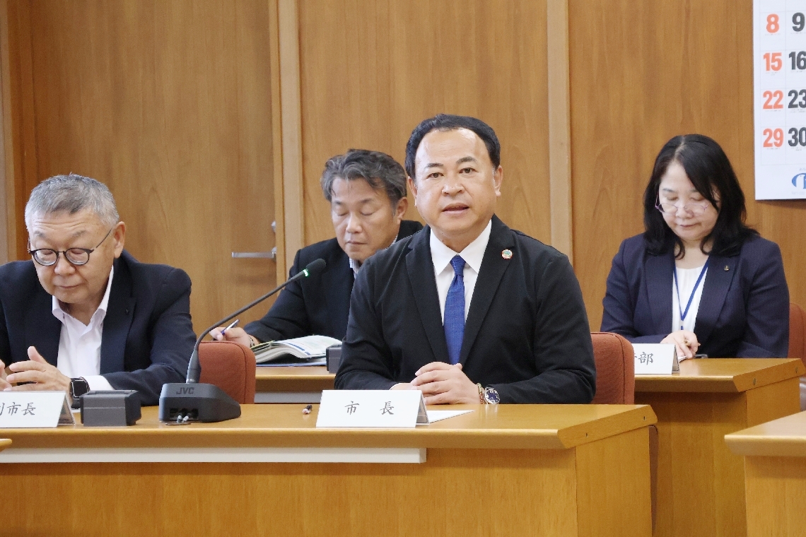 竹田市立こども診療所の再開日について、市議会全員協議会で説明する土居昌弘市長（前列右）ら市幹部＝２５日