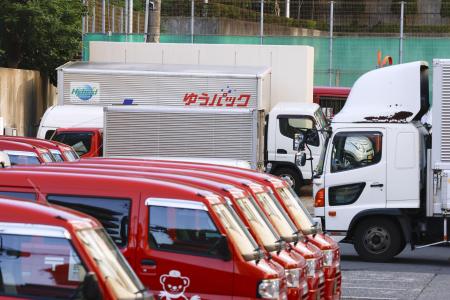 郵便局に並ぶ車両＝５日、東京都内