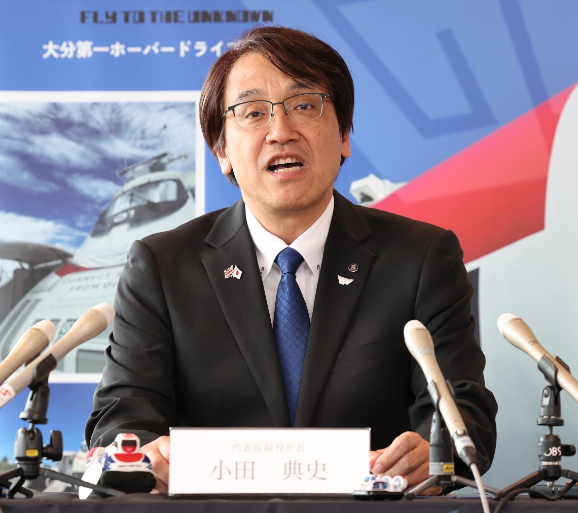 運航スケジュールを説明する小田典史社長＝２６日、大分市駄原のホーバーターミナルおおいた