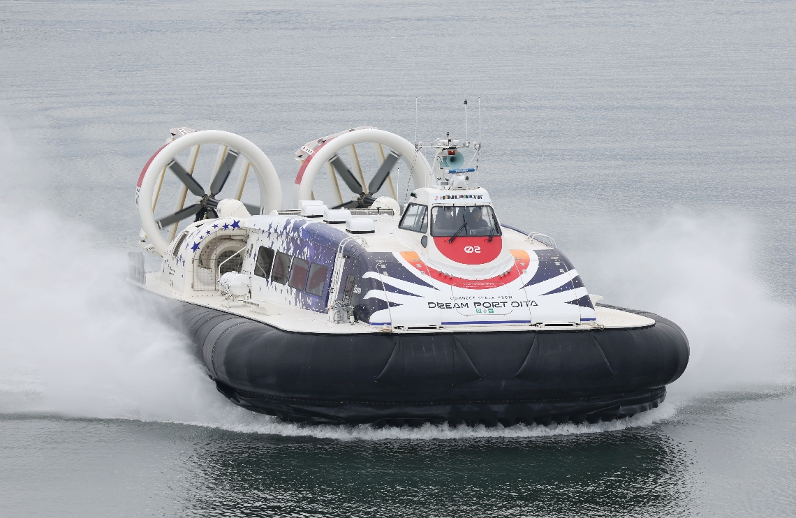 ７月26日からの大分空港便運航が決まったホーバークラフト＝２６日、大分市の大分港西大分地区