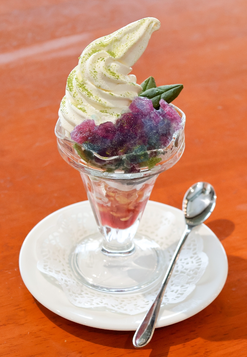 宇佐産業科学高の生徒が考案した「紫陽花パフェ」