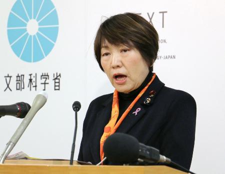 記者会見する阿部俊子文部科学大臣＝昨年１１月、文部科学省