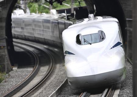 走行する東海道新幹線