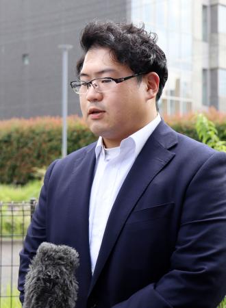 判決後、取材に応じる元力士の柳原大将さん＝２７日午後、千葉地裁松戸支部前