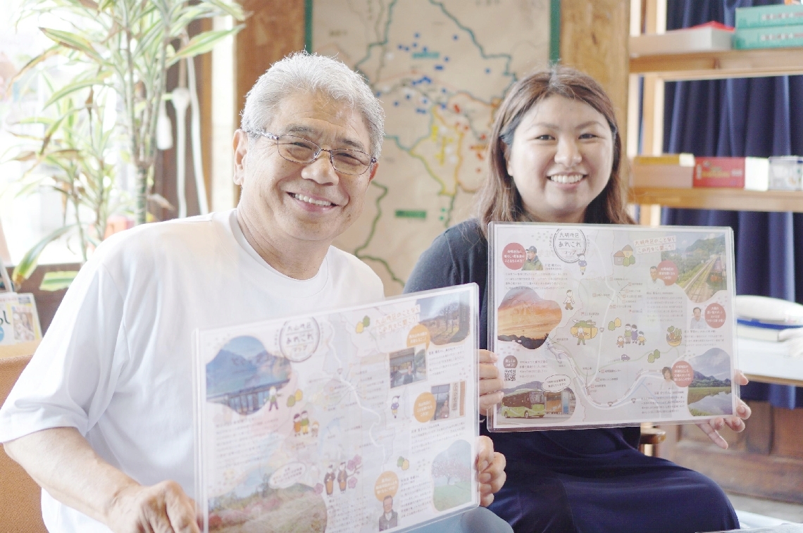 日田市内７地区の移住者用マップを作ったＮＰＯ法人リエラの藤原精三さん（左）ら＝日田市隈のリエラ事務所