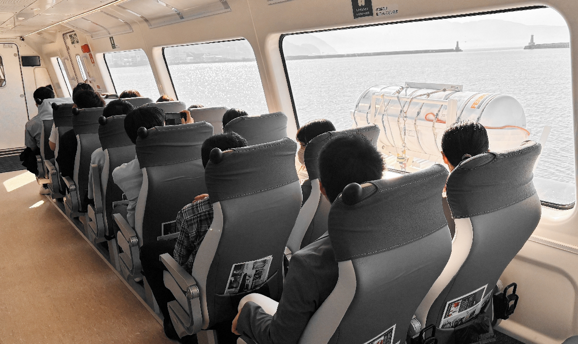 ホーバーの周遊を楽しむ参加者＝２８日、大分市