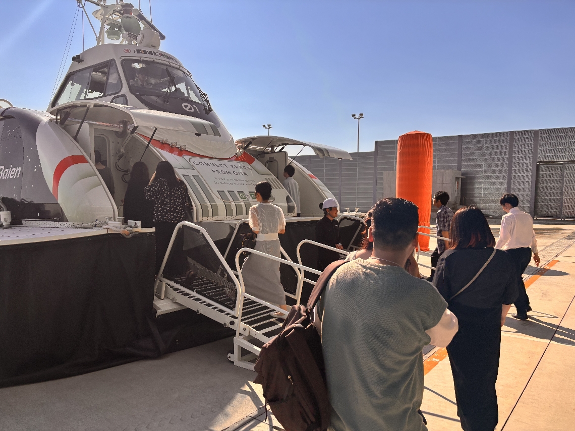 ホーバーに乗り込む参加者