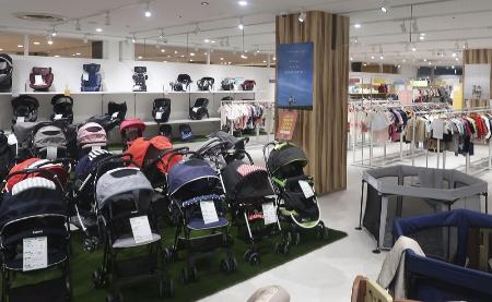 子ども用品に特化したリユースショップ「ふくちゃんリユスタ」の店内＝２０２３年１０月、大阪府門真市