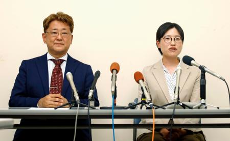 参院選福島選挙区で擁立取り下げとなり、共産党福島県委員会の町田和史委員長（左）と記者会見する小山田友子氏＝２８日午後、福島市