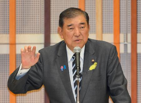 静岡県沼津市で講演する自民党総裁の石破首相＝２８日午後
