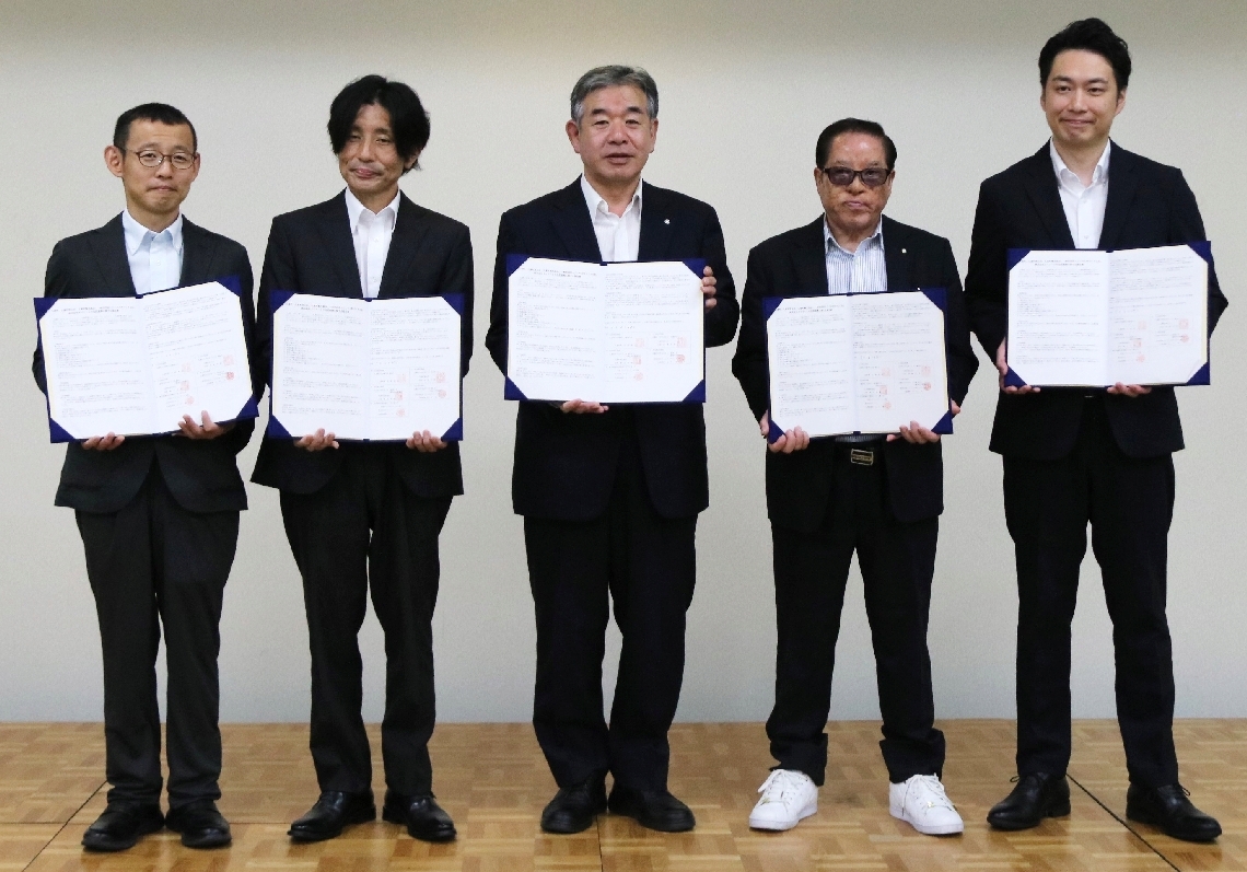 連携協定を結んだ日野康志九重町長（中央）やタイミーの葛西伸也地方創生グループマネージャー（右端）ら＝九重町役場