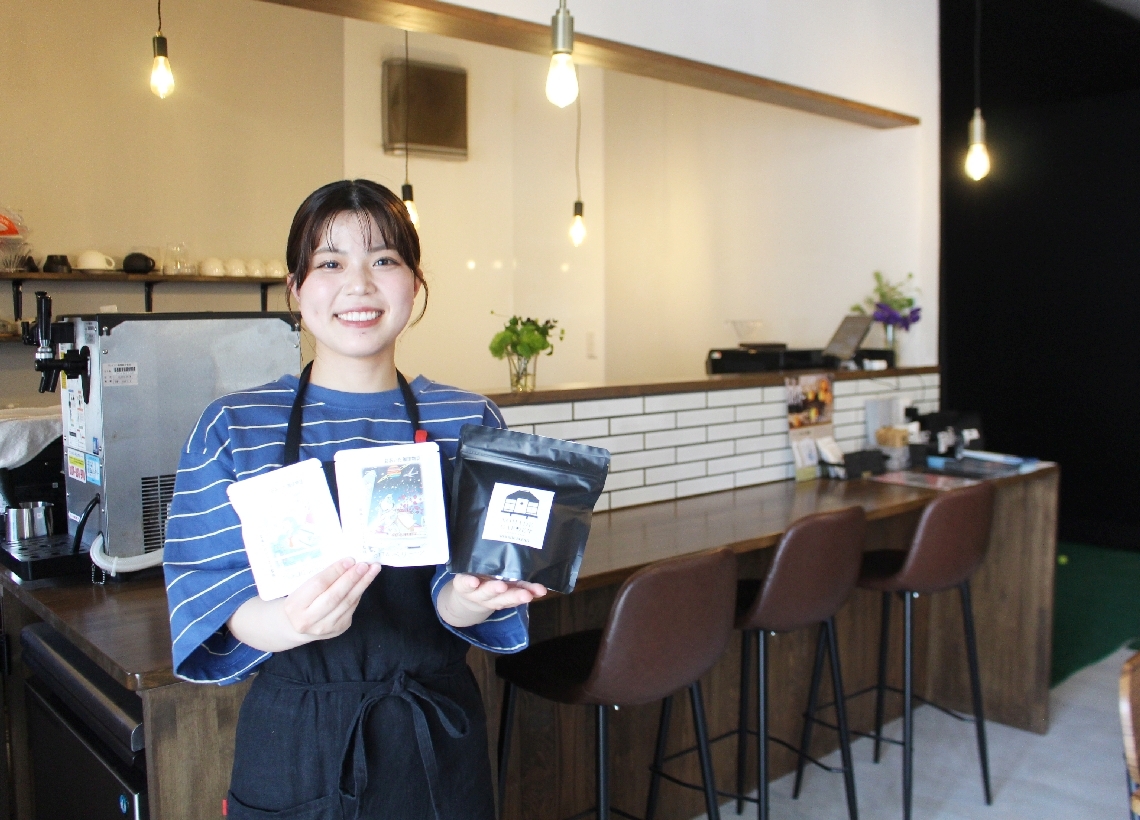 「多目的に活用を」と来店を呼びかけるスタッフ＝津久見市中央町