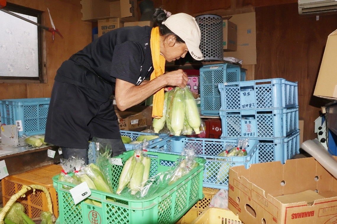 袋詰め作業に追われる田中美紀さん＝３０日、日出町藤原