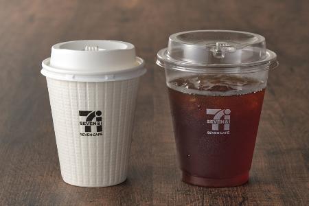 セブンカフェで提供するレギュラーサイズのコーヒーのホット（左）とアイス