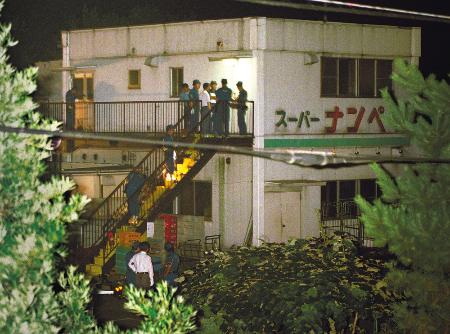 １９９５年７月、女性３人が射殺された東京都八王子市のスーパー「ナンペイ大和田店」を調べる捜査員