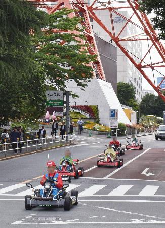 公道を走るカート＝２０１７年５月、東京都内（画像の一部を加工しています）