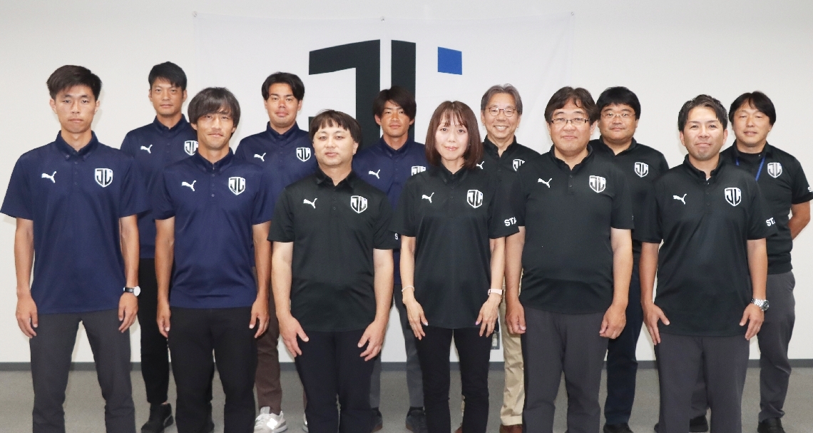 ジェイリースフットボールクラブの社員＝大分市都町のジェイリース本社