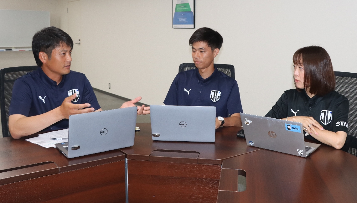 打ち合わせをする社員